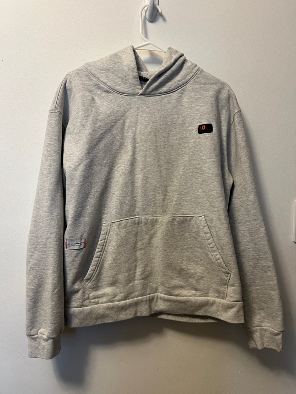 Men's Light Gray Pullover Hoodie with Subtle Logo